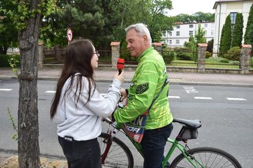 Uczennice z II LO z wizytą w Radiu ZW – zadebiutowały na antenie, przygotowały też sondę z okazji Dni Matki