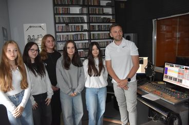 Uczennice z II LO z wizytą w Radiu ZW – zadebiutowały na antenie, przygotowały też sondę z okazji Dni Matki