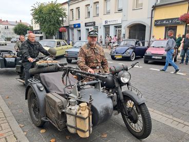 Zabytkowa motoryzacja znów zachwyciła. IV Wieluński Zlot Pojazdów Zabytkowych za nami (zdjęcia)