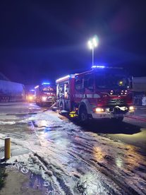 Pożar przy Fabrycznej w Wieluniu. Strażacy dementują informacje o braku wody i podpaleniu