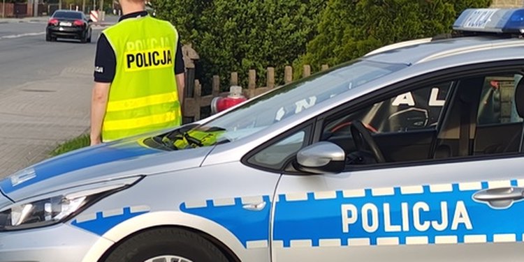 Zderzenie busa z Audi we Wróblewie. Jedna osoba trafiła do szpitala