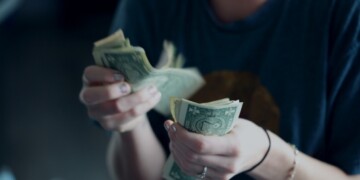 Konto oszczędnościowe czy lokata – co wybrać? Praktyczny poradnik dla mieszkańców Wielunia