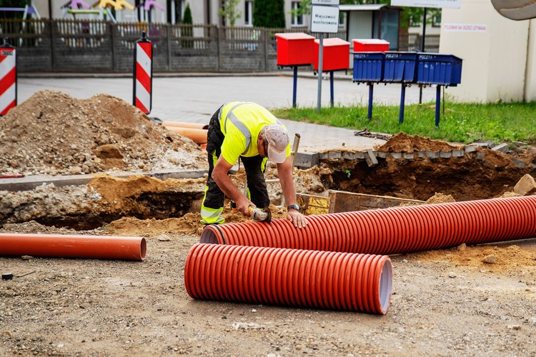 Trwa rozbudowa drogi wojewódzkiej między Szczytami a Działoszynem. Są utrudnienia w ruchu
