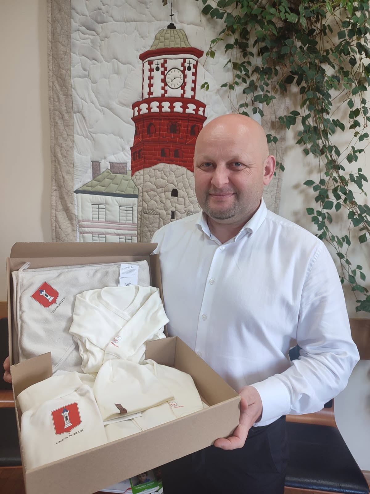 Gmina Wieluń przygotowała wyprawki dla noworodków z gminy Wieluń. Pierwsza jeszcze nie została wręczona!