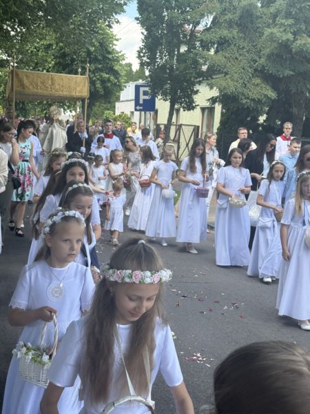 Procesja Bożego Ciała w parafii św. Stanisława BM w Wieluniu przeszła ulicami osiedla Wyszyńskiego (zdjęcia)