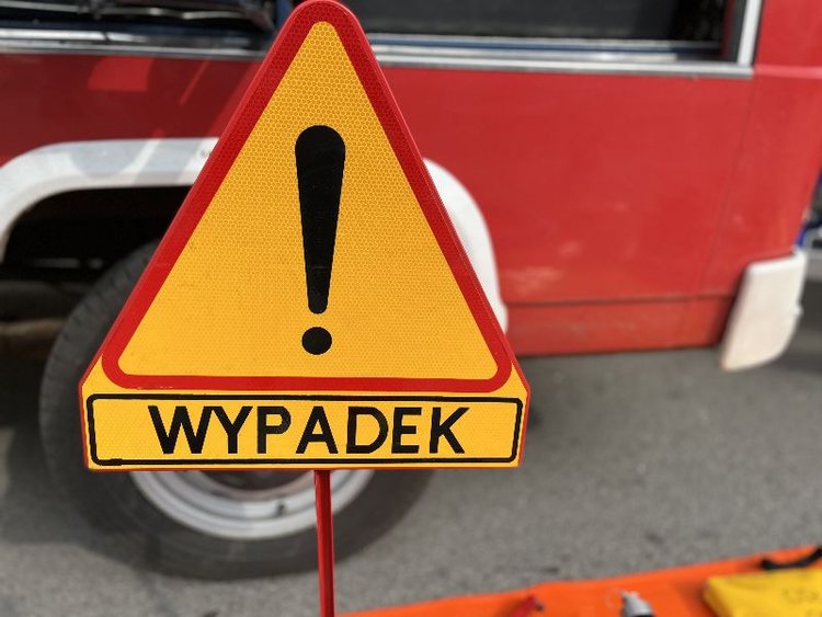 Wypadek z udziałem dwóch aut na DK 45 w Wydrzynie koło szkoły. Są utrudniania!