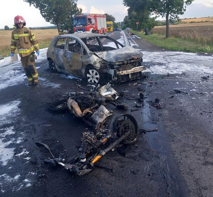 Zderzenie auta i motocykla w Pątnowie na DK 43. Pojazdy stanęły w ogniu