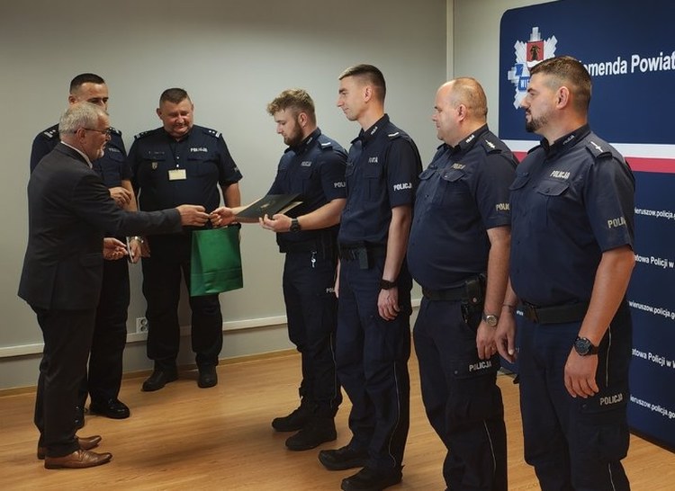 Powiat wieruszowski: gratulacje dla laureatów konkursu „Dzielnicowy Roku” i „Patrol Roku”