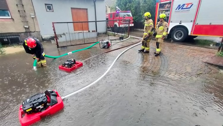 Ulewa nad Wieluniem. Strażacy interweniowali 15 razy, większość zgłoszeń dotyczyła zalanych posesji