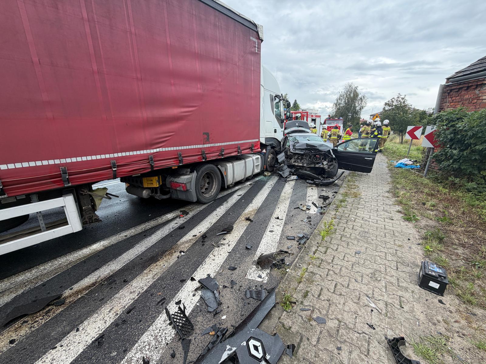 Wypadek na DK74 w Raduckim Folwarku. Renault zderzyło się z ciężarówką