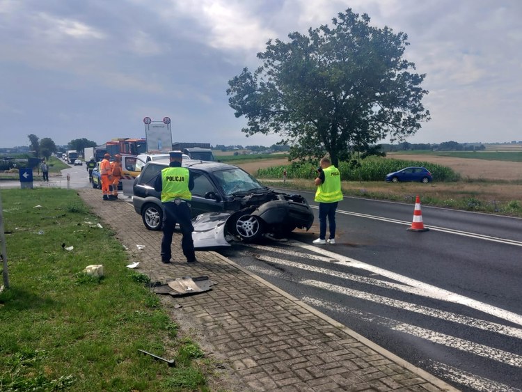 Zderzenie dwóch samochodów na DK43 w Rychłowicach. Dwie osoby trafiły do szpitala