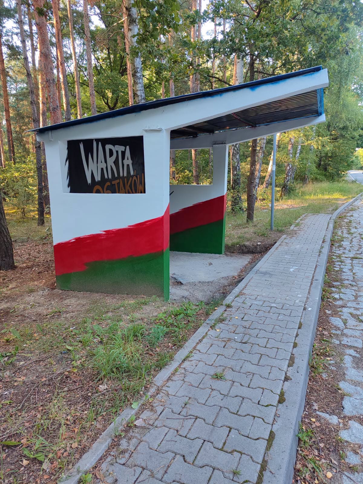 Nowe oblicze przystanku w Osjakowie. Klubowe barwy GLKS Warta ozdobiły ul. Sieradzką