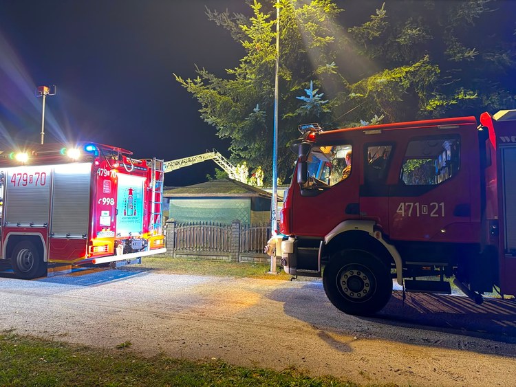 Interwencje straży w powiecie oleskim – zerwane dachy i powalone drzewa