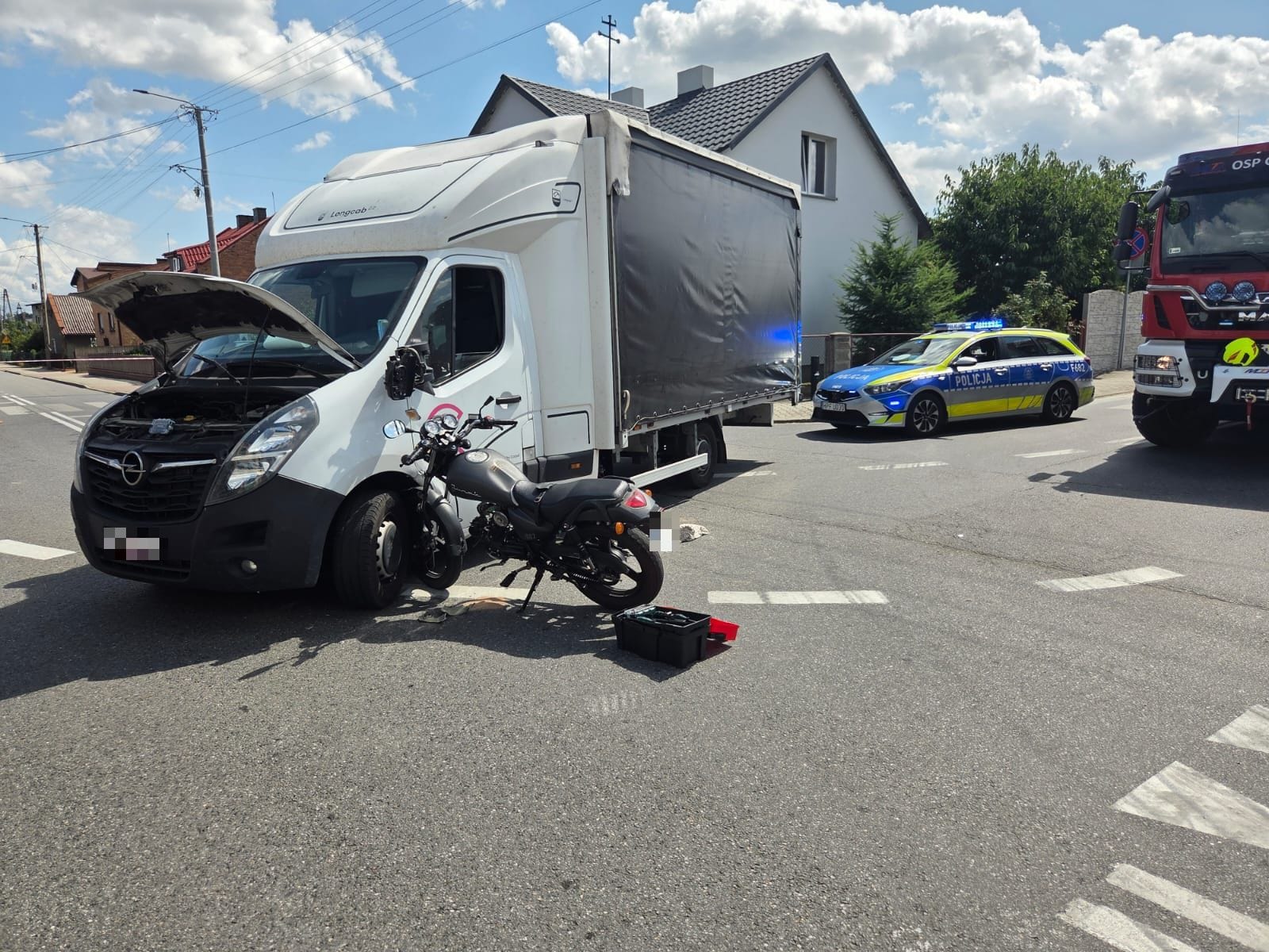 Wypadek w gminie Galewice: kierowca i pasażerka motoroweru przewiezieni do szpitala