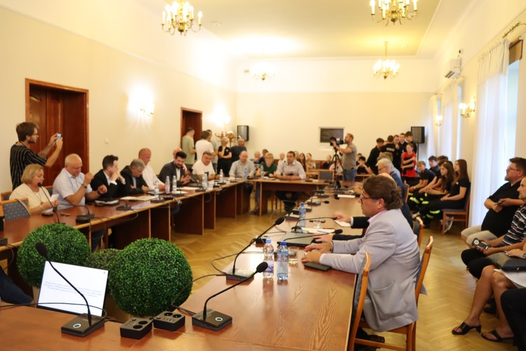 Sesja nadzwyczajna Rady Miejskiej w Wieluniu – burmistrz nie zmienił zdania w sprawie wozu dla OSP Gaszyn. Co dalej z dotacją? (zdjęcia)