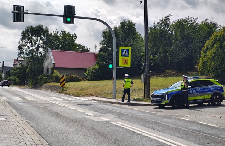Powiat wieruszowski: policjanci sprawdzają oznakowanie przy szkołach