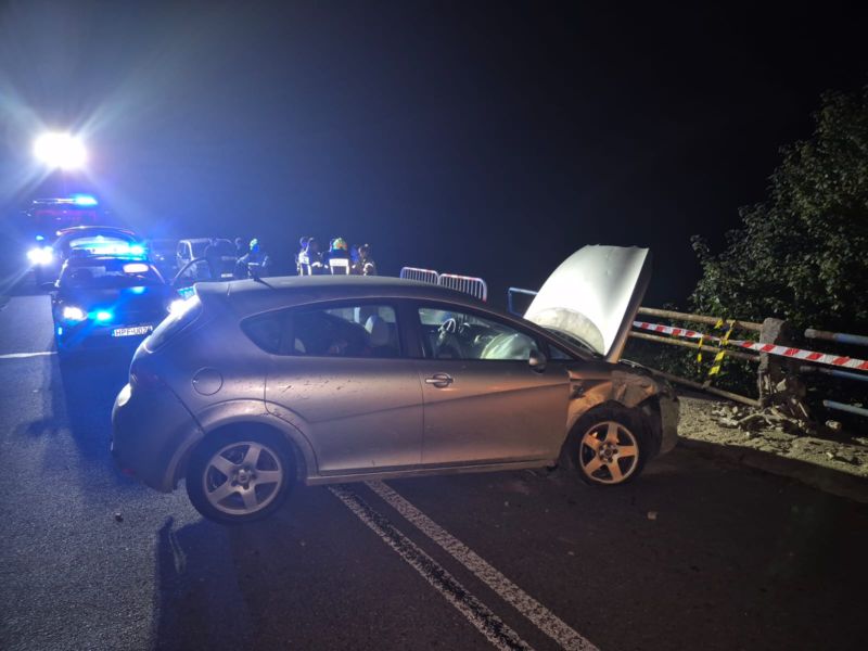 Wypadek w Ostrówku w gminie Galewice. Pijany kierowca uderzył w barierę ochronną mostu