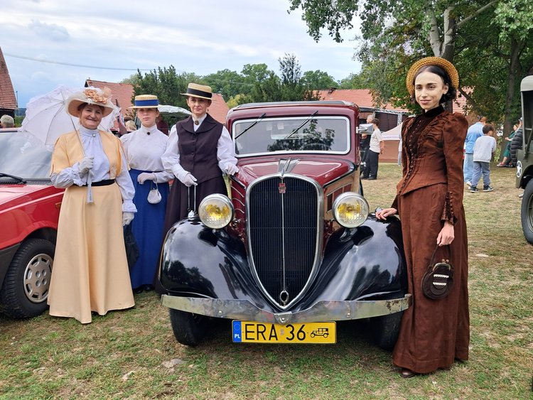 Zabytkowa motoryzacja znów zachwyciła. IV Wieluński Zlot Pojazdów Zabytkowych za nami (zdjęcia)