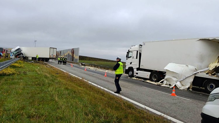 Zderzenie dwóch ciężarówek na S8 w kierunku Warszawy. Droga jest całkowicie zablokowana