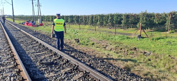 Tragiczny wypadek na przejeździe kolejowym w Kopydłowie. Zginął młody kierowca, nastoletnia pasażerka trafiła do szpitala