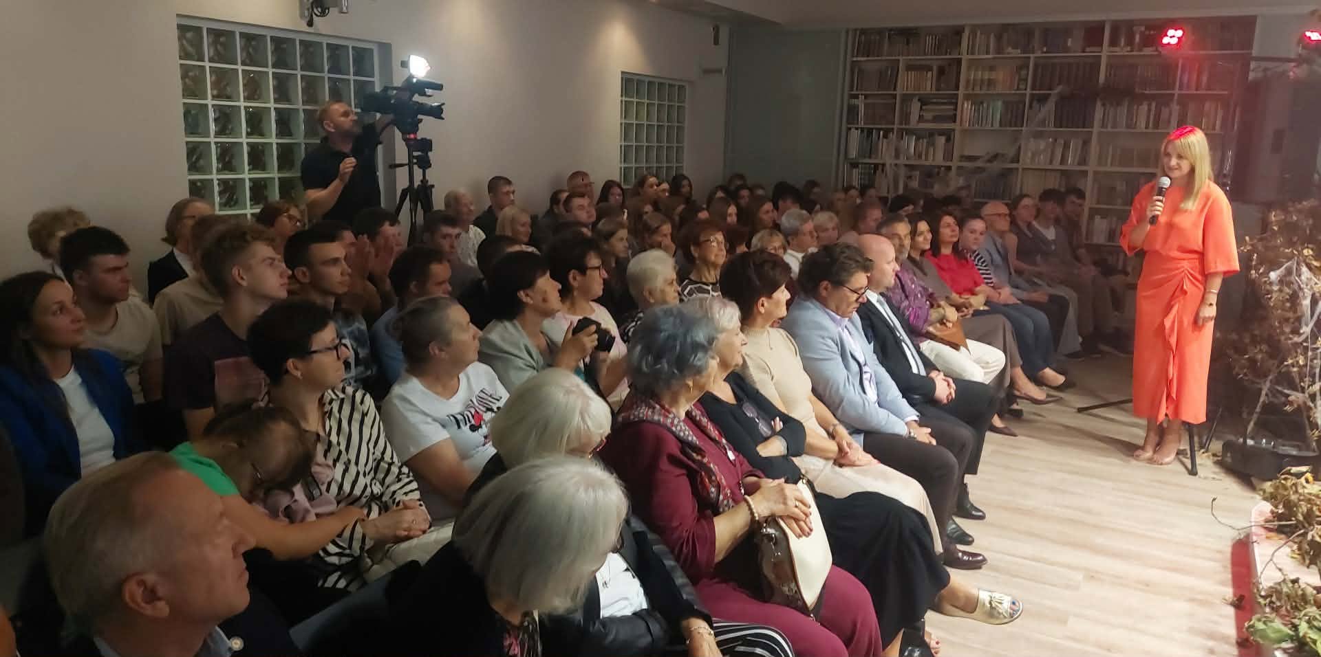 „Ciemno wszędzie, głucho wszędzie…” – za nami Narodowe Czytanie w Bibliotece Miejskiej w Wieluniu (zdjęcia)
