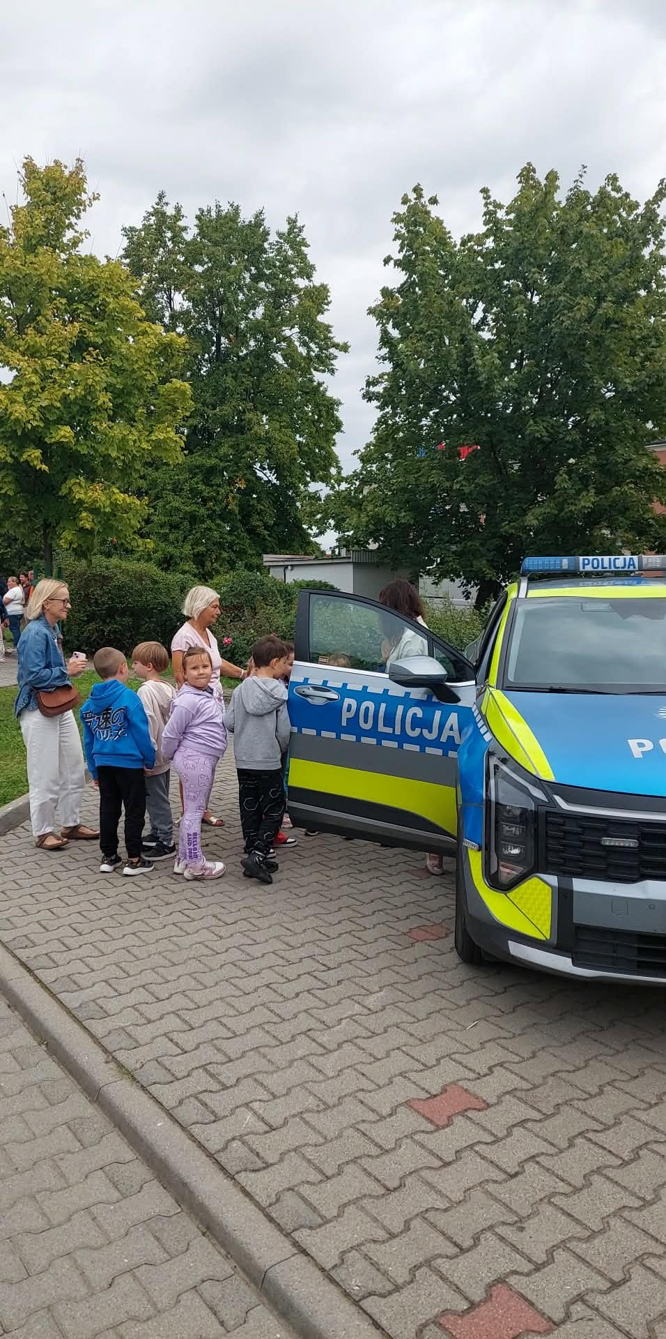 Akcja Bezpieczny Wieluń trwa na Podwalu. Wśród gości wydarzenia jest znany kierowca zawodowy i twórca internetowy Mateusz “Raptus” Gierlak