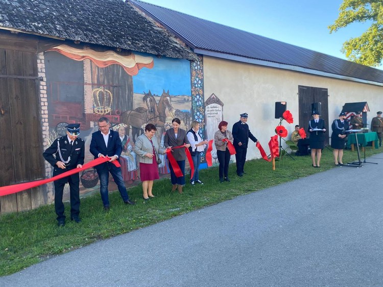 W Wygiełdowie odsłonięto mural „Strażniczki nad Prosną”
