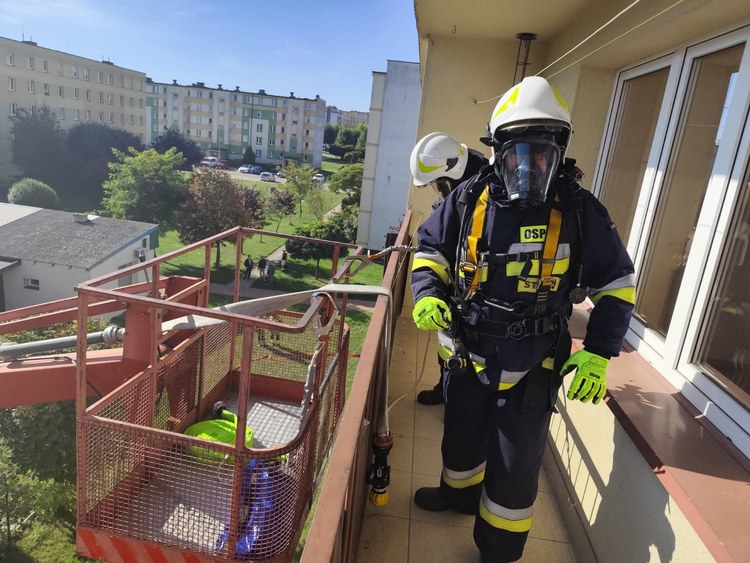 Strażacy ćwiczyli pożar mieszkania. Wykorzystali do tego puste lokum na Osiedlu Stare Sady (zdjęcia)