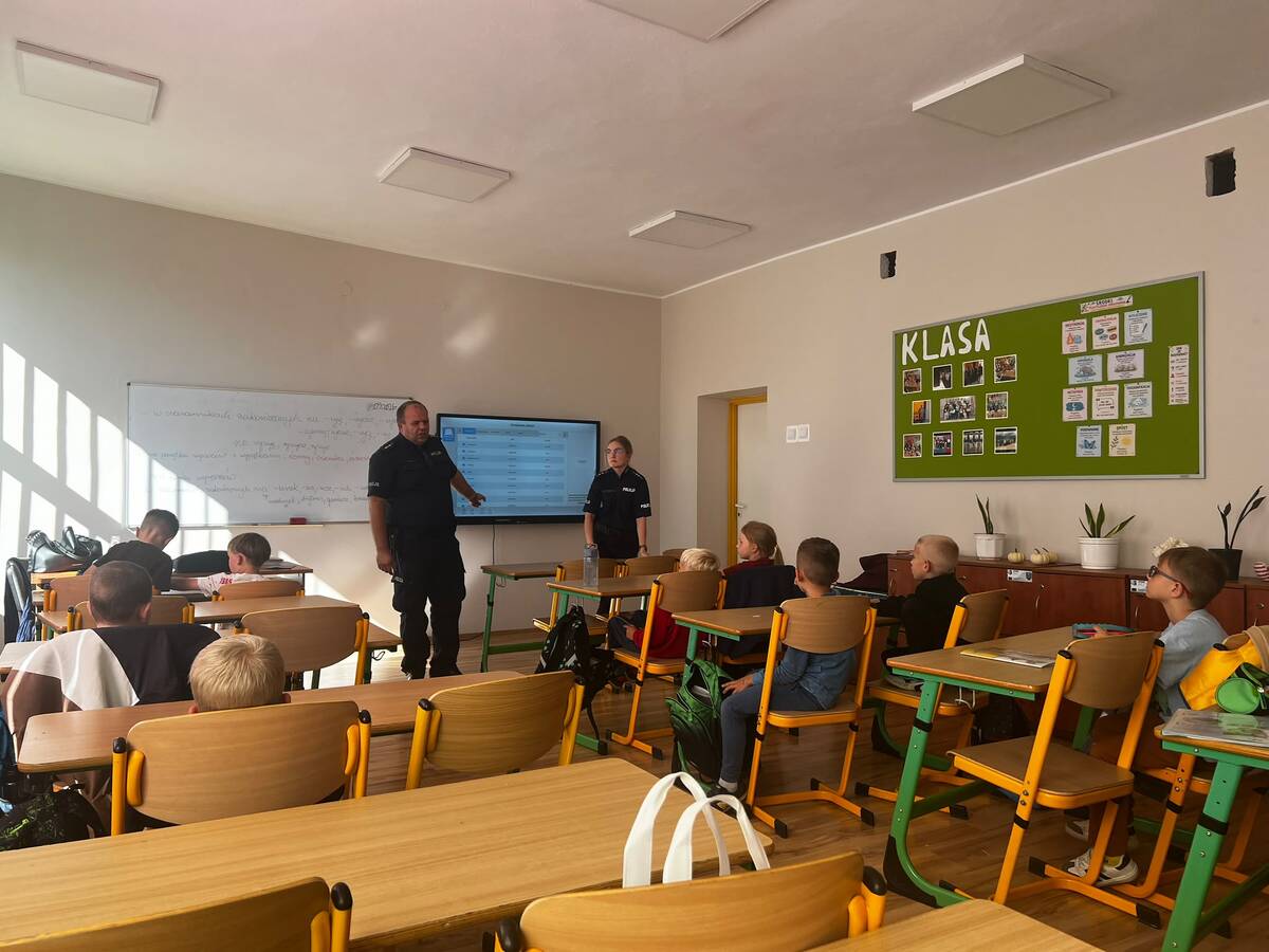 Wieruszowscy policjanci i pracownicy KRUS-u prowadzą spotkania z dziećmi pod nazwą „Tu jest bezpiecznie – Powiat Wieruszowski”