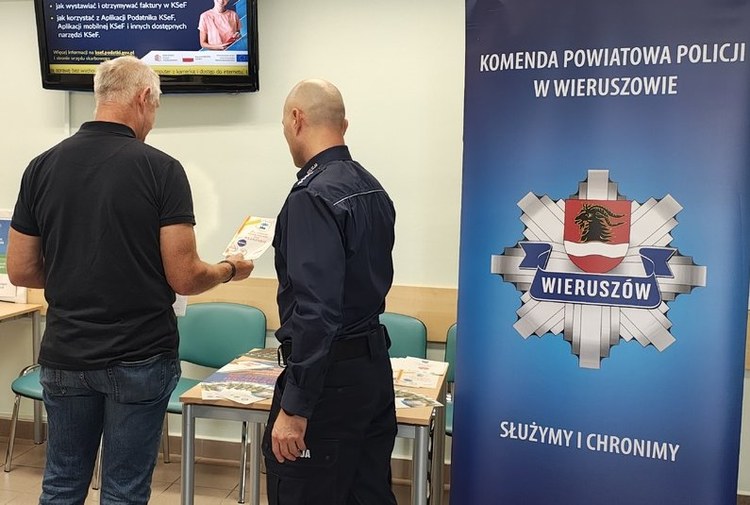 Powiat wieruszowski: policjanci spotkali się z odwiedzającymi ZUS