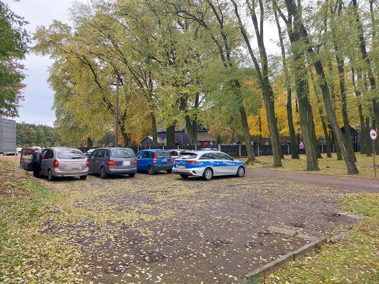 Powiat wieruszowski: policja apeluje o ostrożność podczas odwiedzania grobów bliskich